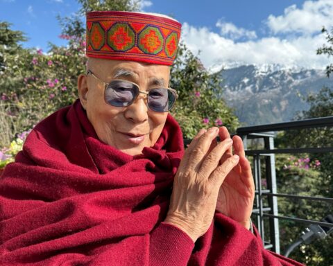 Dalai Lama apologizes after controversial act in which he asks a child to "suck the tongue"
