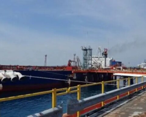 Buque con combustible diésel en Matanzas