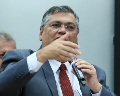 Dino demands that social networks remove messages threatening schools