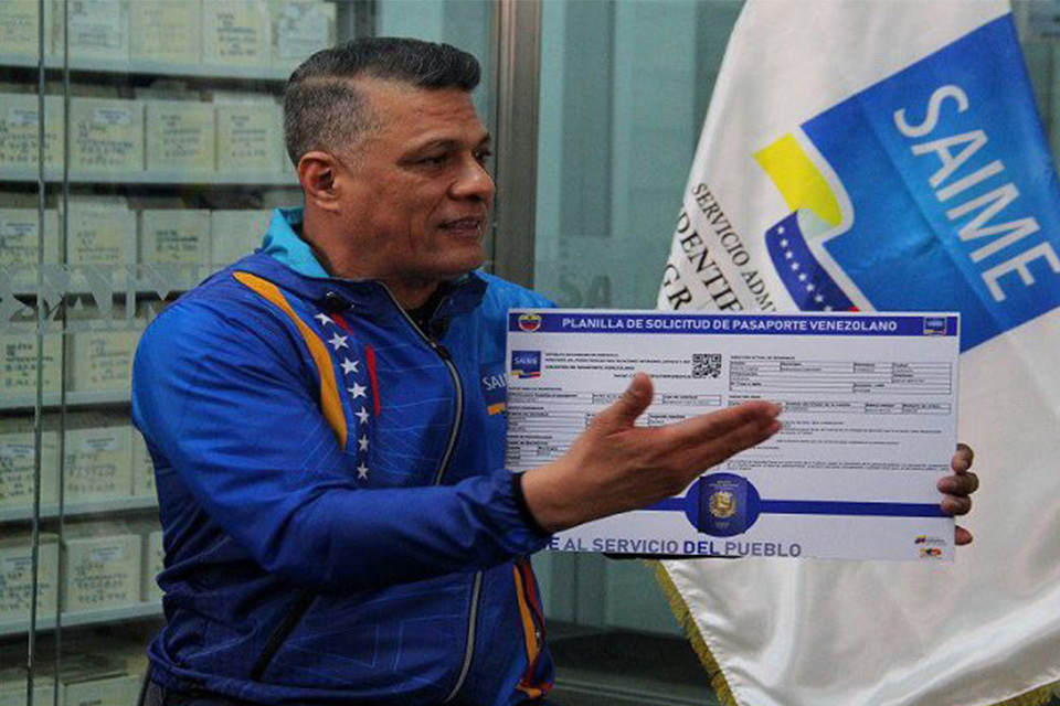 Saime evaluates charging Venezuelans for identity card renewal