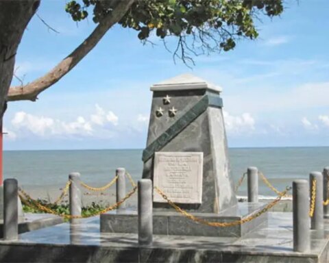 Monumento homenaje al desembarco de Antonio Maceo por Playa Duaba