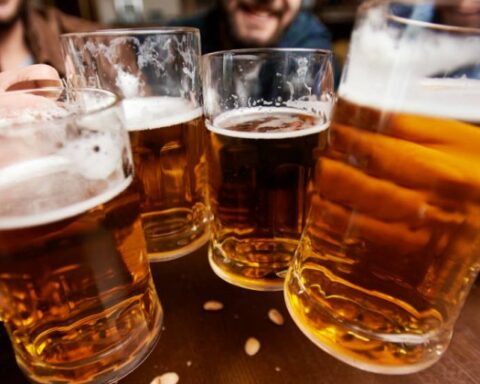 Drinking alcohol with colleagues doesn't help you earn more, study shows