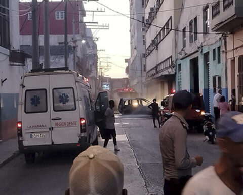 Firefighters are delayed in arriving at the fire of a state vehicle in Centro Habana