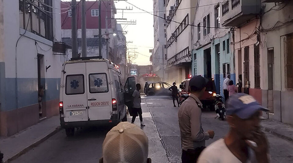 Firefighters are delayed in arriving at the fire of a state vehicle in Centro Habana