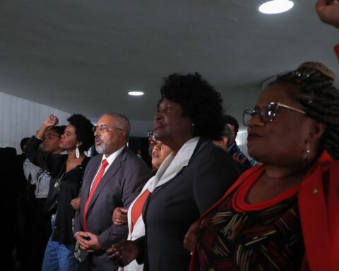 First Mixed Anti-racism Parliamentary Front begins to function