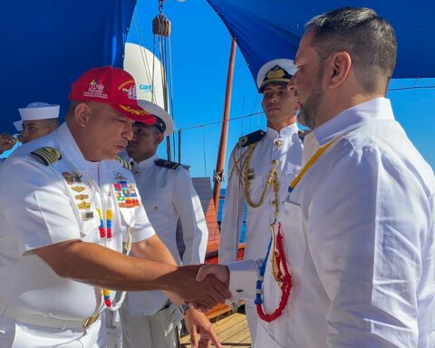 Foreign Minister Gil visits Simón Bolívar Training Ship in Saint Kitts and Nevis