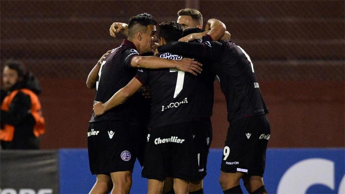 Godoy Cruz and Lanús tied 4-4 in a true goal party