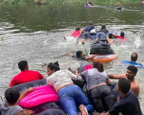 Hundreds of migrants jump into the Rio Grande despite the warning from Mexican agents