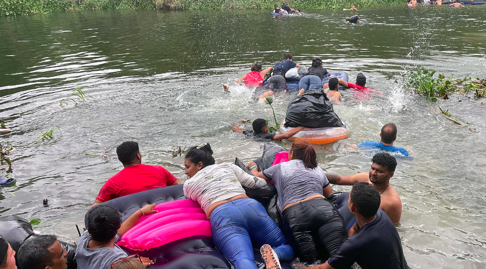 Hundreds of migrants jump into the Rio Grande despite the warning from Mexican agents