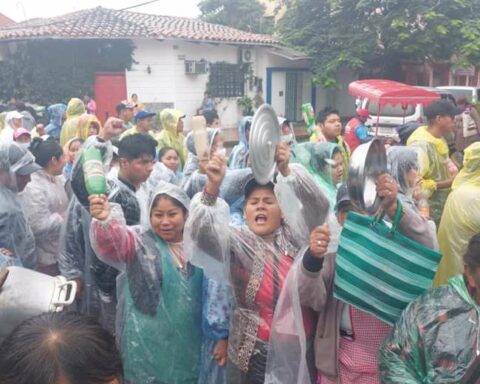 In at least four cities they march against the "package" of laws and the Manager