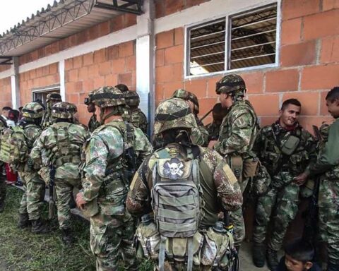 Indigenous people free 17 soldiers held in southwestern Colombia