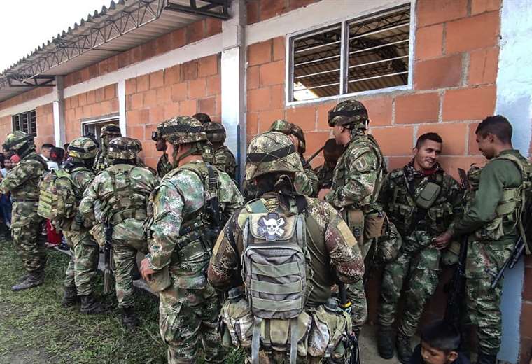 Indigenous people free 17 soldiers held in southwestern Colombia