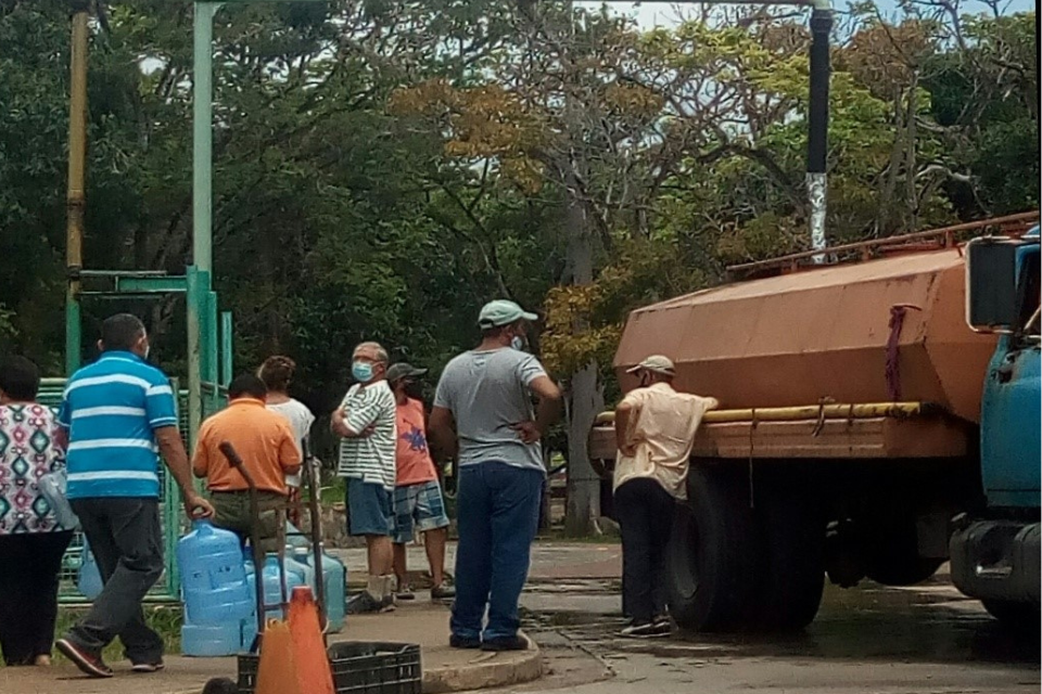 Inhabitants of Maturín pay 15 dollars per cistern to have water