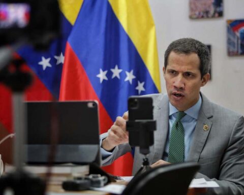 Juan Guaidó asserts that Maduro is preparing an arrest warrant against him