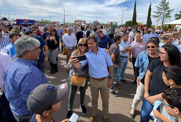 Lacalle Pou durante su visita a Aceguá.