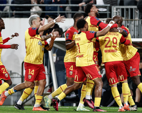 Lens beats Strasbourg 2-1 and comes within three points of PSG