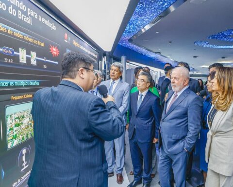 Lula visits a technology company's research center in Shanghai