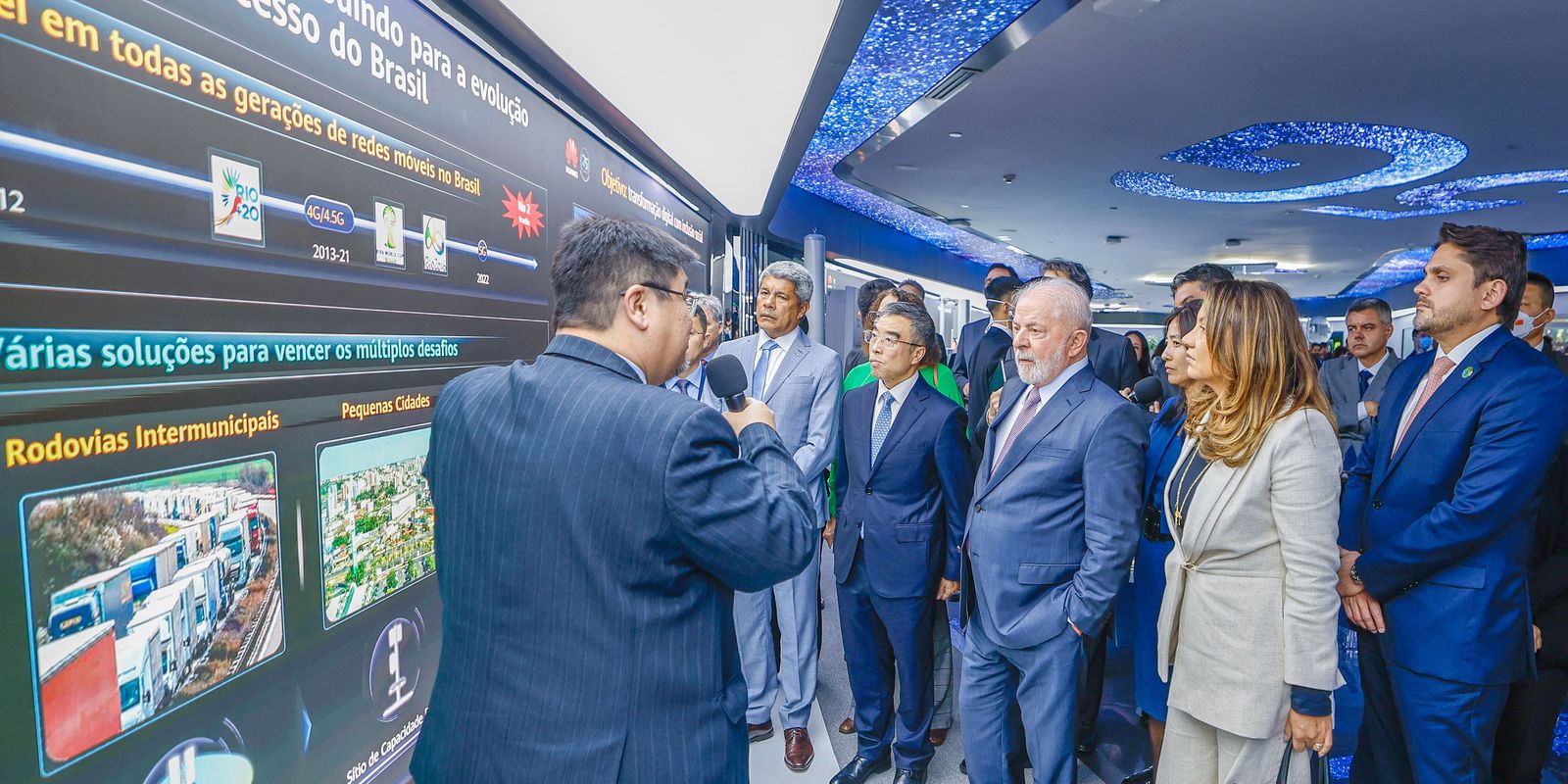 Lula visits a technology company's research center in Shanghai