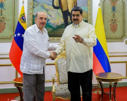 Maduro and Foreign Minister Álvaro Leyva will talk this Sunday about a conference for dialogue