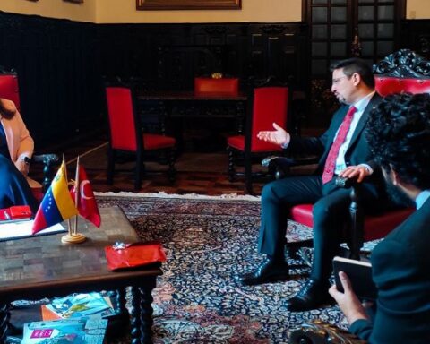 Alcaldesa Carmen Meléndez reafirma lazos de amistad y confraternidad en reunión con el Embajador de Türkiye