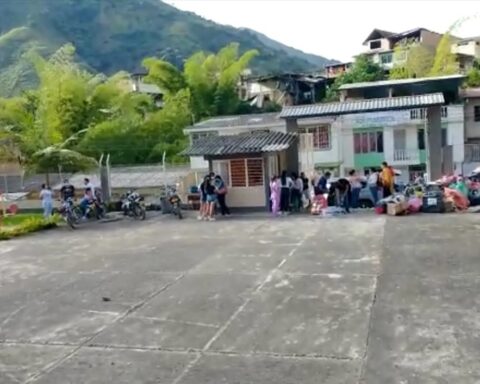 More than 13,000 displaced people have left the presence of illegal armed groups in Algeria (Cauca)