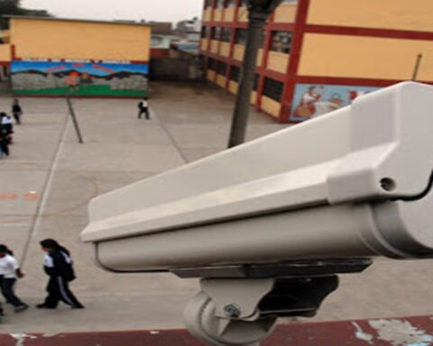 Nevado del Ruiz: school work at home and school calendar changes for high-risk areas