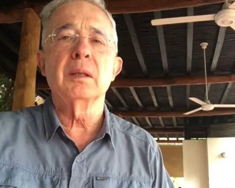 Álvaro Uribe, Salud, Cuba