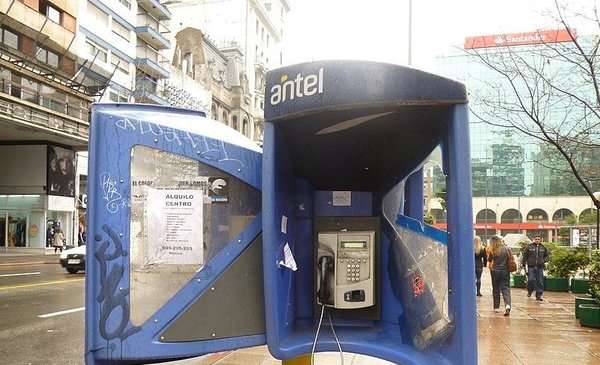 On the street, the square or the hospital. How many public telephones are left in Uruguay?