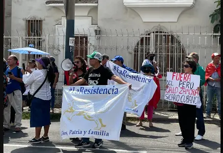 protesta-anticomunista-perú-embajda-Cuba