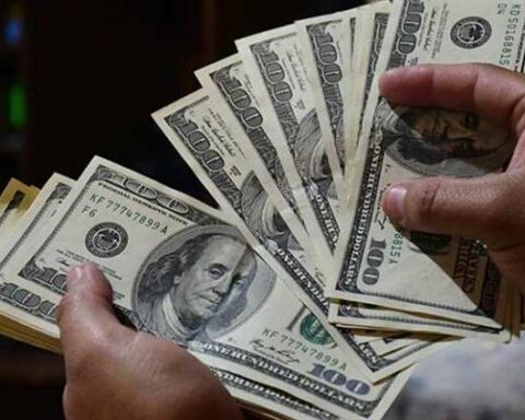 Police detain three people for selling dollars at Bs 7.70