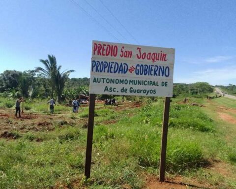 Police evict 50 families that were settled in a property in Guarayos