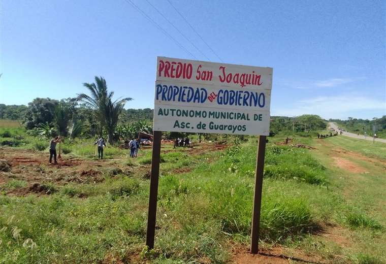 Police evict 50 families that were settled in a property in Guarayos