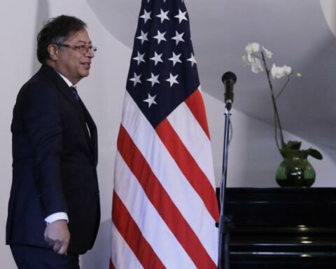 Reasons why 'The Economist' criticized Petro's 'total peace'