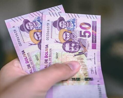 Recognition of the country's economic problem generates criticism and calls for unity