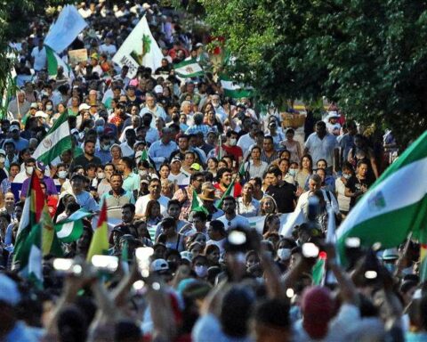 Sectors prepare march against the 'package' of laws in the capital of Santa Cruz