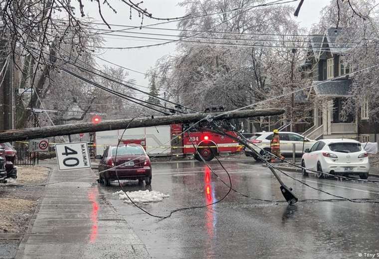 Storm in Canada leaves two dead and thousands without power