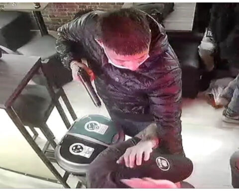 #Terrifying video robbery in Chapinero: 15 people are robbed with guns and violently in a bar