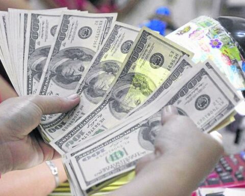 The dollar breaks the barrier of 4,500 pesos and continues long