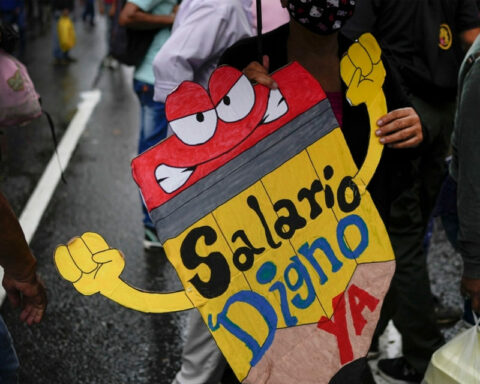 The "few hours" promised by Delcy Rodríguez for a salary increase are already 100 days