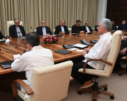 The leadership of the Cuban regime meets behind closed doors with the Catholic bishops