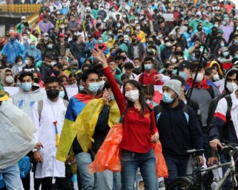 They ask to investigate whether the government gave gifts to congressmen for reform