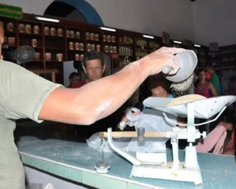 Despacho de azúcar en una bodega cubana