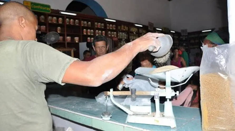 Despacho de azúcar en una bodega cubana