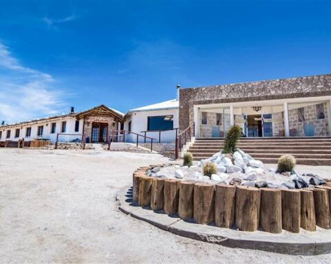 They take over hotels in the Uyuni salt flats and threaten to burn them if the owners do not pay the alleged debt