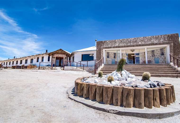 They take over hotels in the Uyuni salt flats and threaten to burn them if the owners do not pay the alleged debt