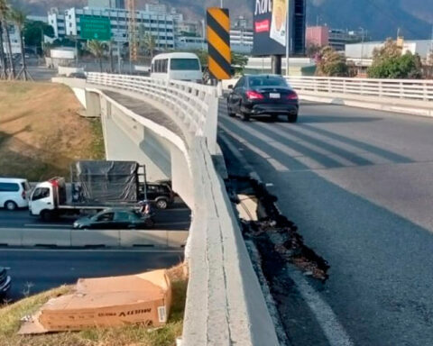 They warn that "the bridge of the Los Ruices distributor could collapse" due to deterioration