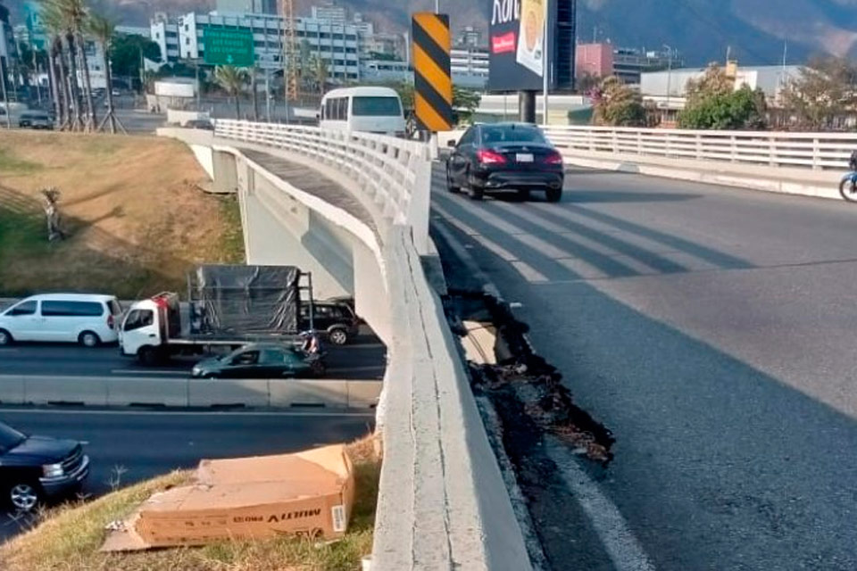 They warn that "the bridge of the Los Ruices distributor could collapse" due to deterioration