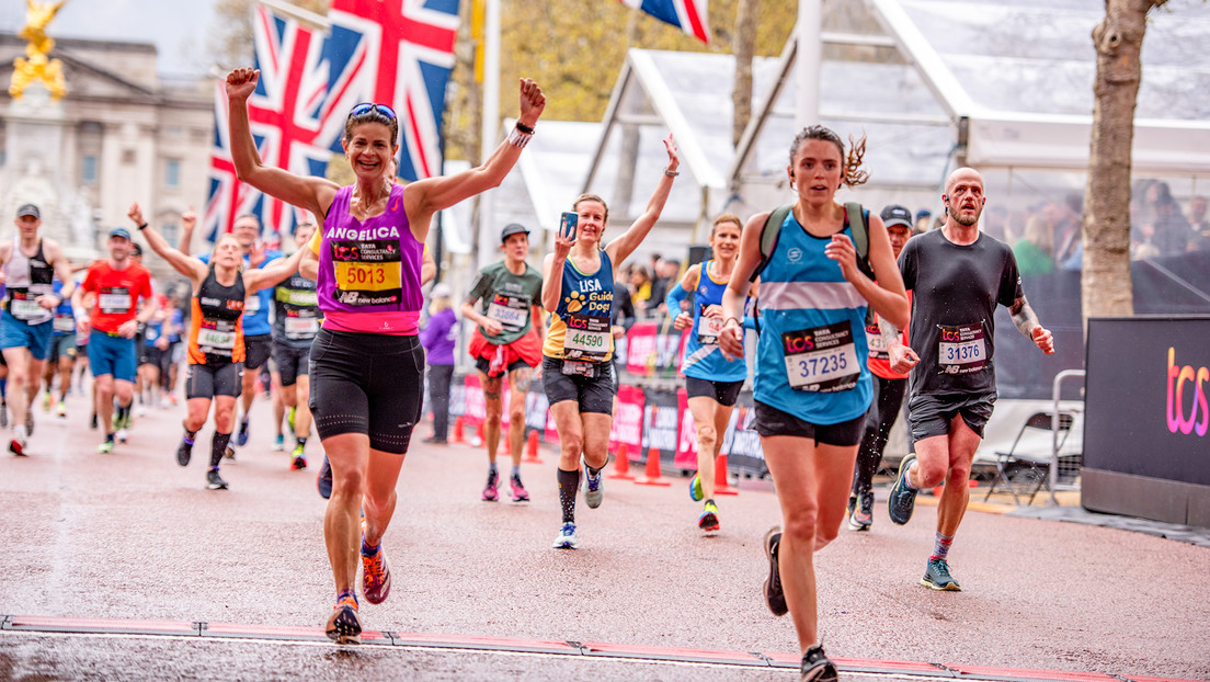 Trans marathoner offers to return his medal after beating 14,000 women in the women's event