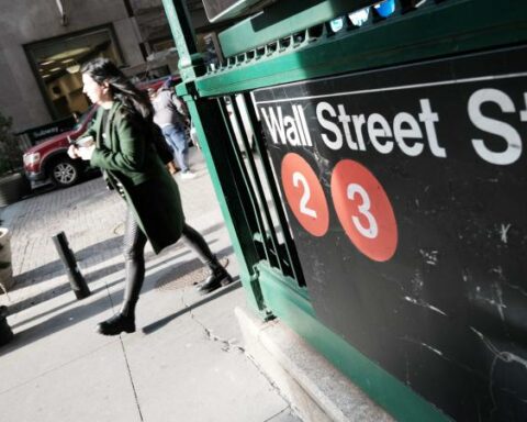 Wall Street closes on mixed ground amid fears of possible recession