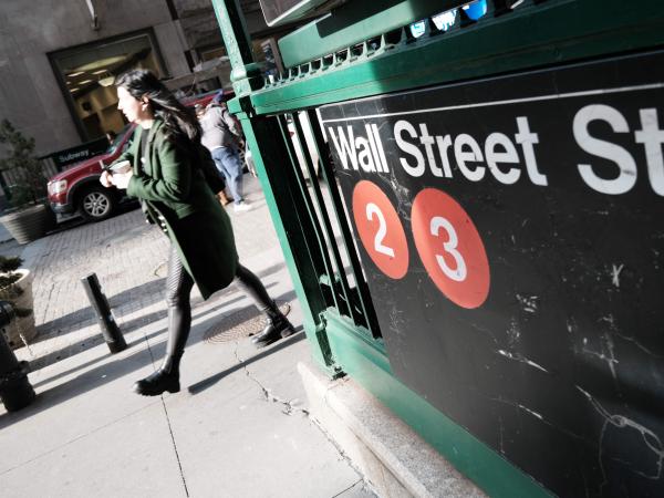 Wall Street closes on mixed ground amid fears of possible recession